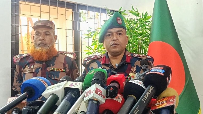 কুমিল্লা সীমান্তে মাদকের প্যাকেটে অস্ত্র