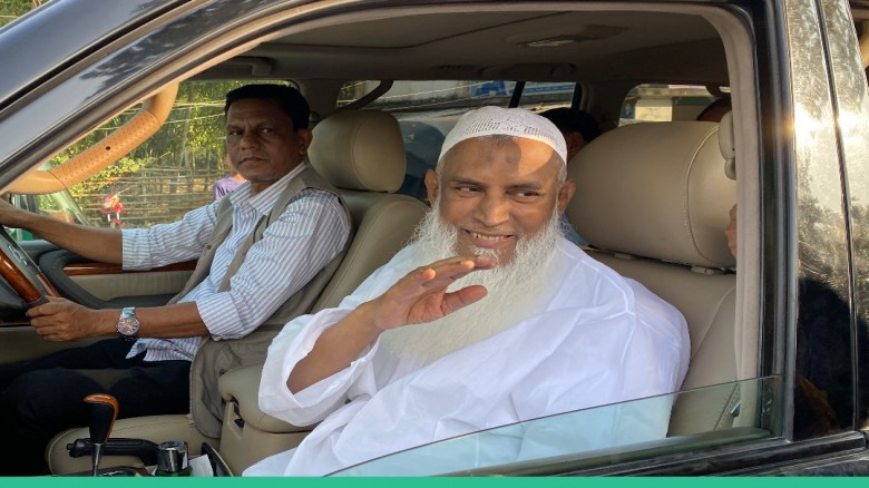 হজে যেতে না পারার শন্কায় থাকা দুই যাত্রী