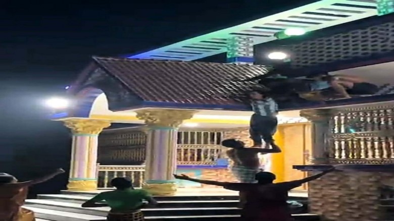ফিল্মি স্টাইলে স্কুল ছাত্রীকে অপহরণের অভ