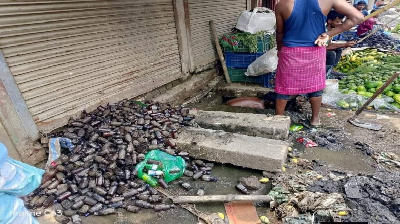 কুমিল্লা নগরীর ড্রেন পরিষ্কার করতে গিয়ে 