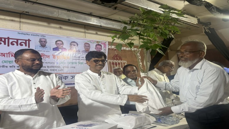 কৃষি মন্ত্রীকে এআইপি'র বটের চারা উপহার দ