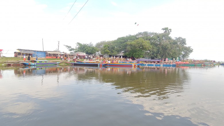 বর্ষার আগমনে চলনবিলের  তিশিখালী মাজারে দ