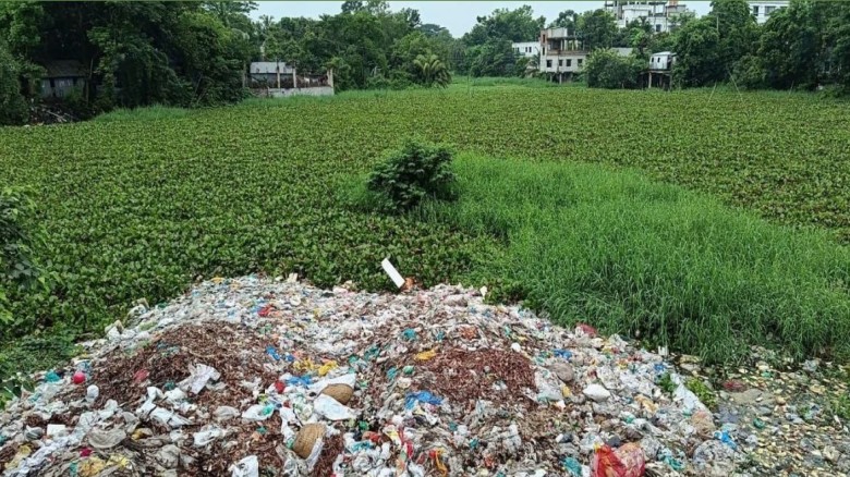 বর্জ্যের স্তূপে বিলীন হতে বসেছে ইলিয়টগঞ্