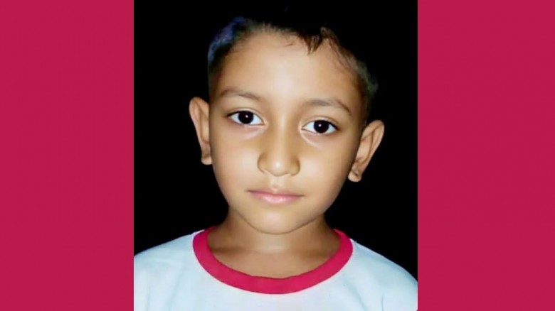 বেকারির পণ্যবাহী ভ্যান কেড়ে নিল প্রথম শ্