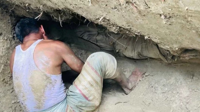 কুমিল্লায় স্ত্রীর কবর খননের সময় মিলল ২ য