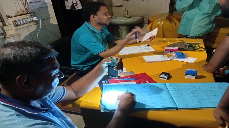 দাউদকান্দিতে তীব্র বিদ্যুৎ সংকট: মোবাইলে
