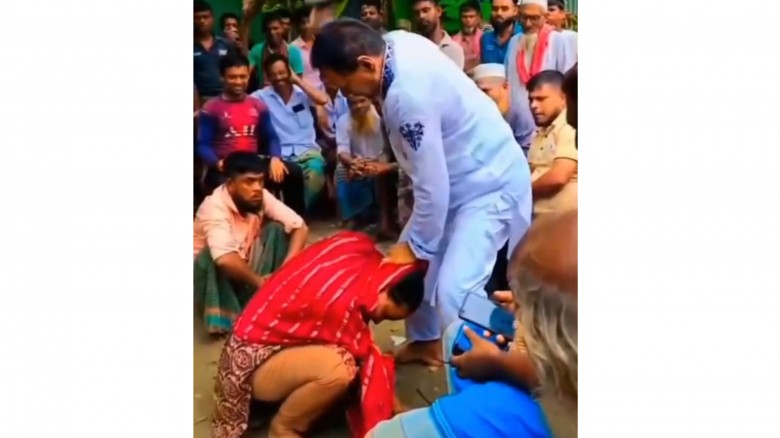 কুমিল্লায় সালিশে নারীকে জুতাপেটার অভিযো