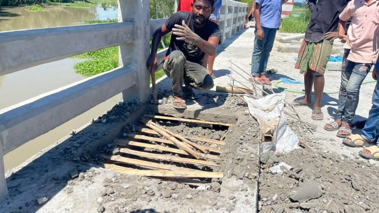 টাঙ্গাইলে বাসাইলে রাতের আঁধারে ব্রীজে রড