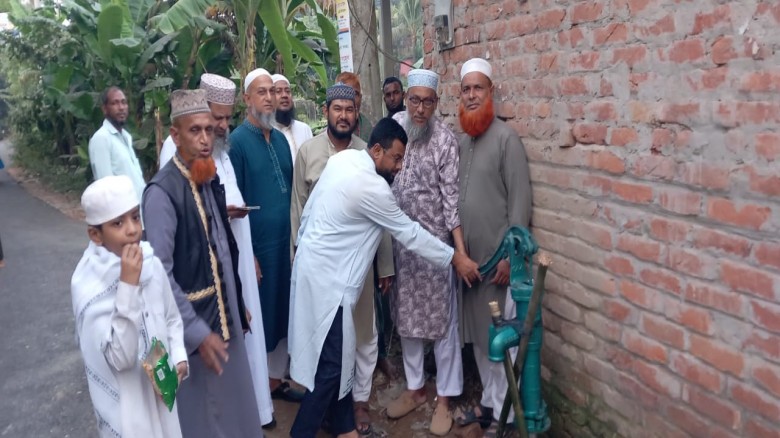 পথিকদের বিশুদ্ধ পানির জন্য কালির বাজারে 