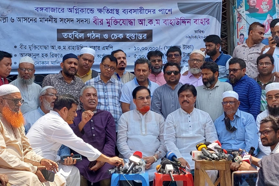 বঙ্গবাজারে অগ্নিকাণ্ডে ক্ষতিগ্রস্ত ব্যবসায়ীদের পাশে কুমিল্লার এমপি বাহার