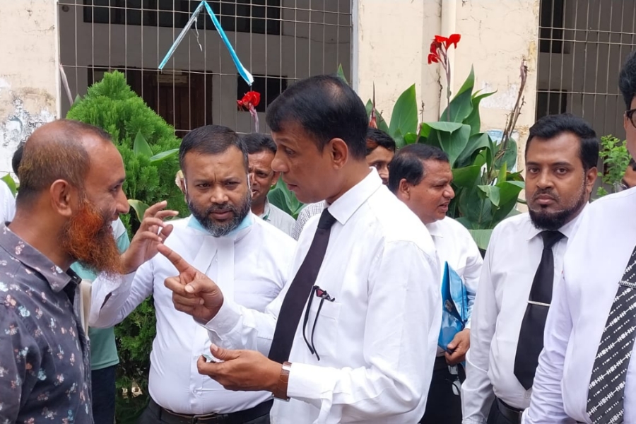 কুমিল্লা আদালত অঙ্গনে টাউট-দালাল উচ্ছেদ অভিযান অব্যাহত 