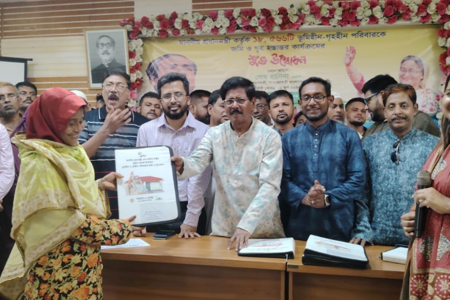 মুরাদনগরে ১১৪ টি পরিবার পেলো আশ্রয়নের ঘরের দলিল 