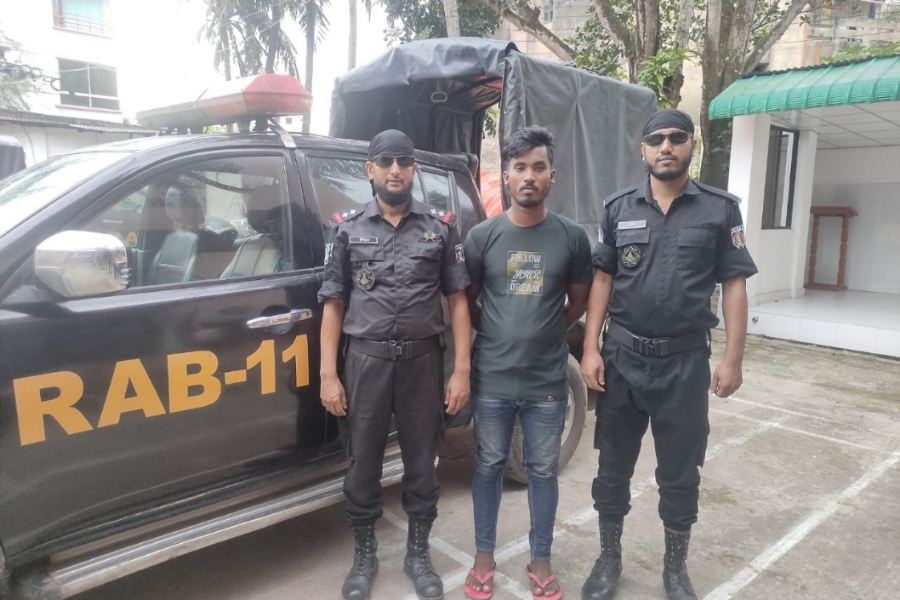 ৪০ কেজি গাঁজা ও ৩৯৫ বোতল ফেনসিডিল সহ র‍্যাবের হাতে গ্রেফতার ১