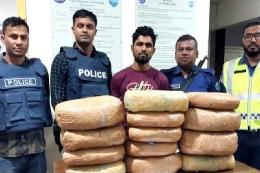 বরুড়ায় ৩০ কেজি গাঁজা ও ৩০০ পিস ইয়াবাসহ এক মাদক ব্যবসায়ী গ্রেফতার
