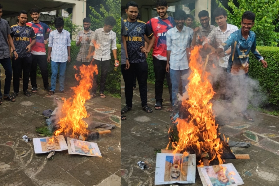 জাবিতে আইন অনুষদের দুই শিক্ষকের কুশপুত্তলিকা পোড়ালো শিক্ষার্থীরা