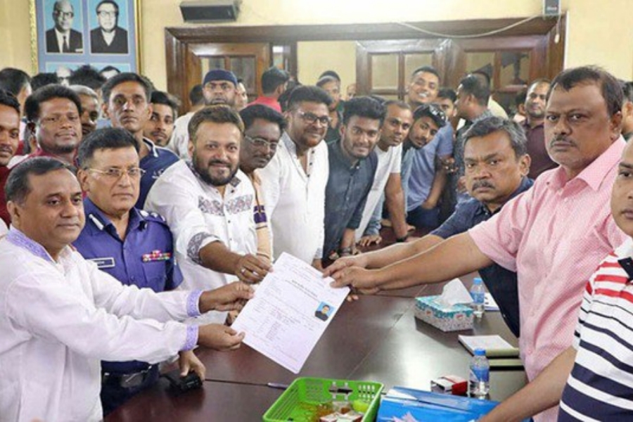 পুলিশের পোশাক পড়েই মনোনয়নপত্র জমার সময় ভাইয়ের সঙ্গে  অতিরিক্ত ডিআইজি